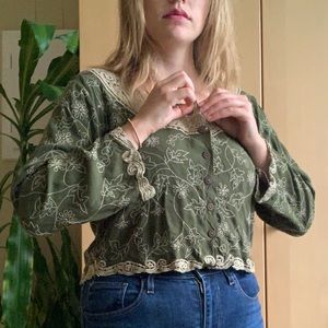 Embroidered green buttoned top, with lace
